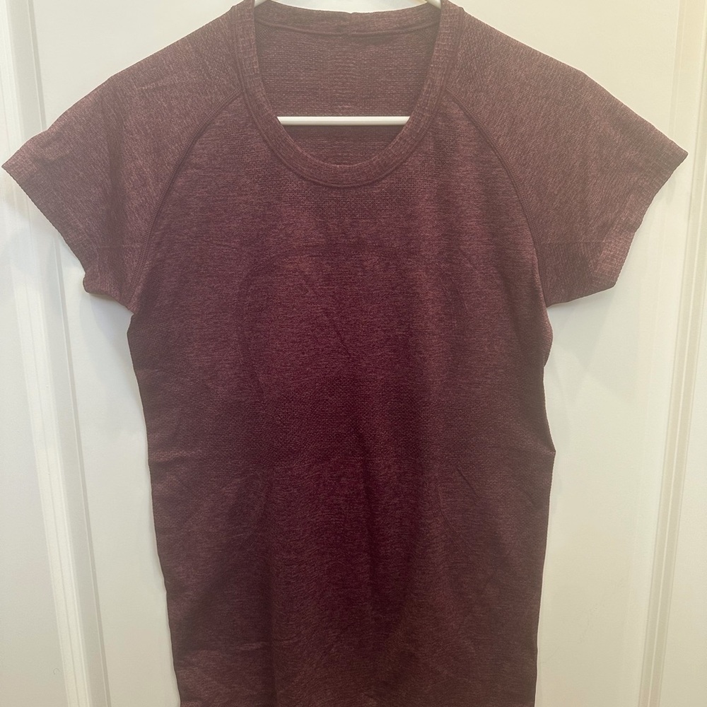 Lululemon swiftly tech short sleeve t-shirt. Maroon. Size 8